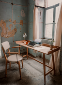 meşe çalışma masası ve kollu kumaşlı sandalye