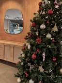 yılbaşı ağacı ve hazeranlı meşe şifonyer ve duvar aynası